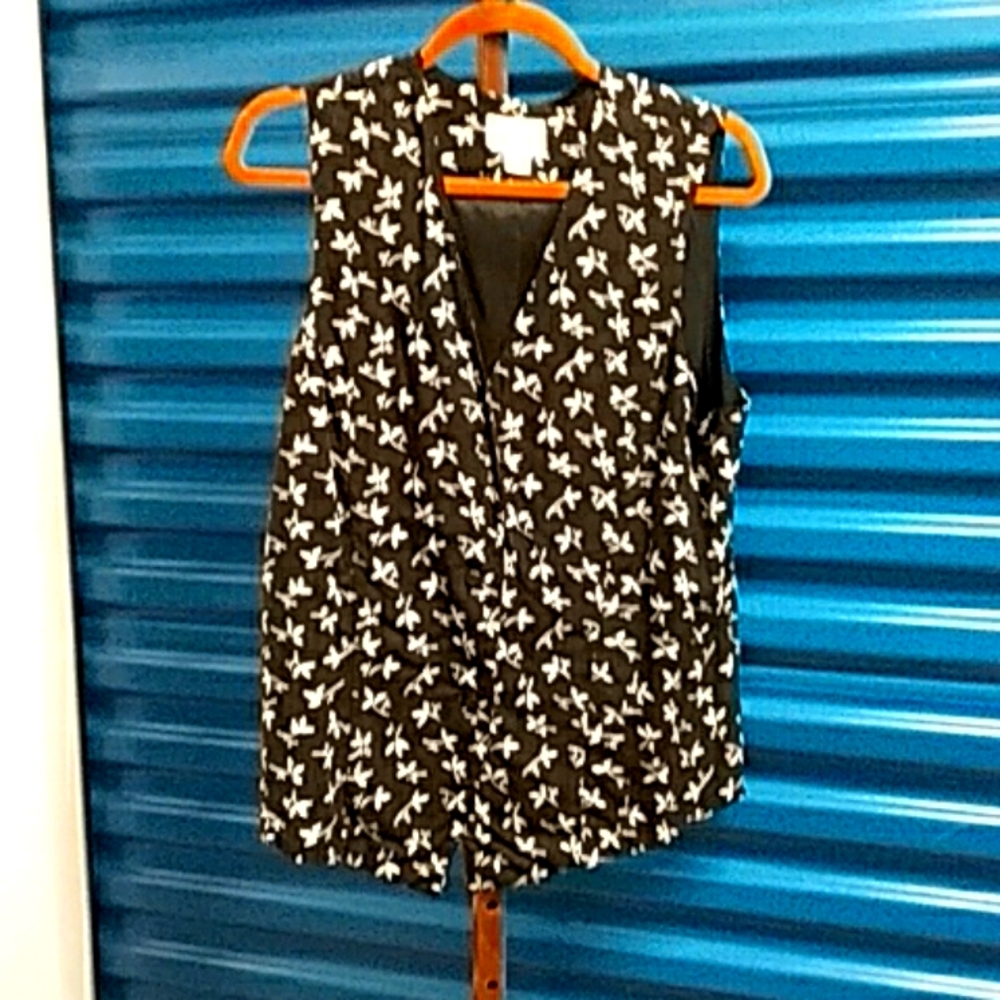 London Fog Sleeveless Button front Top